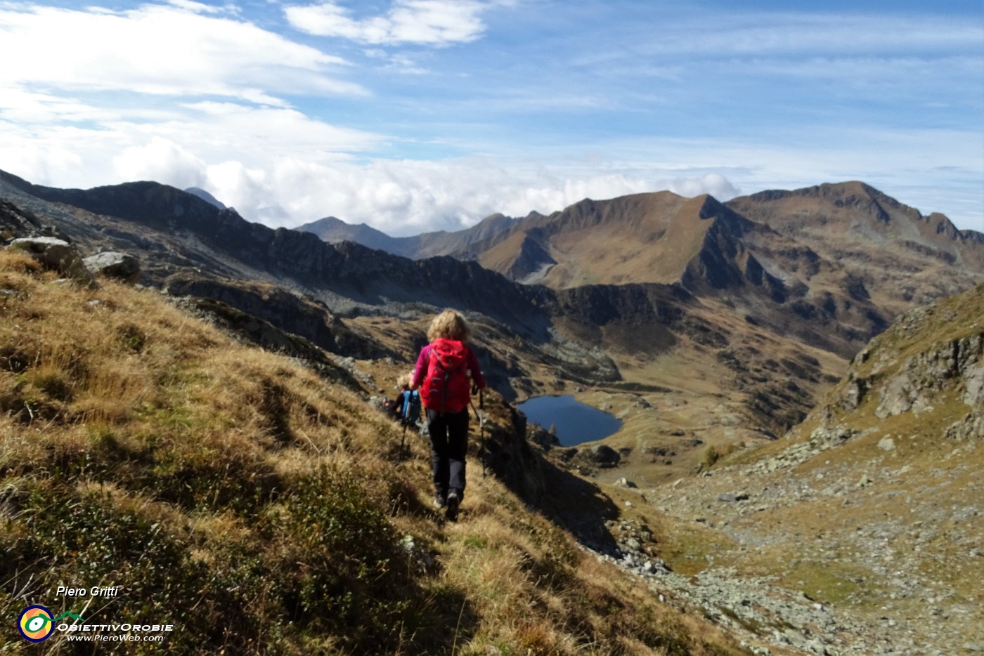 48 Seguendo la labile traccia alta per il Passo di Porcile.JPG